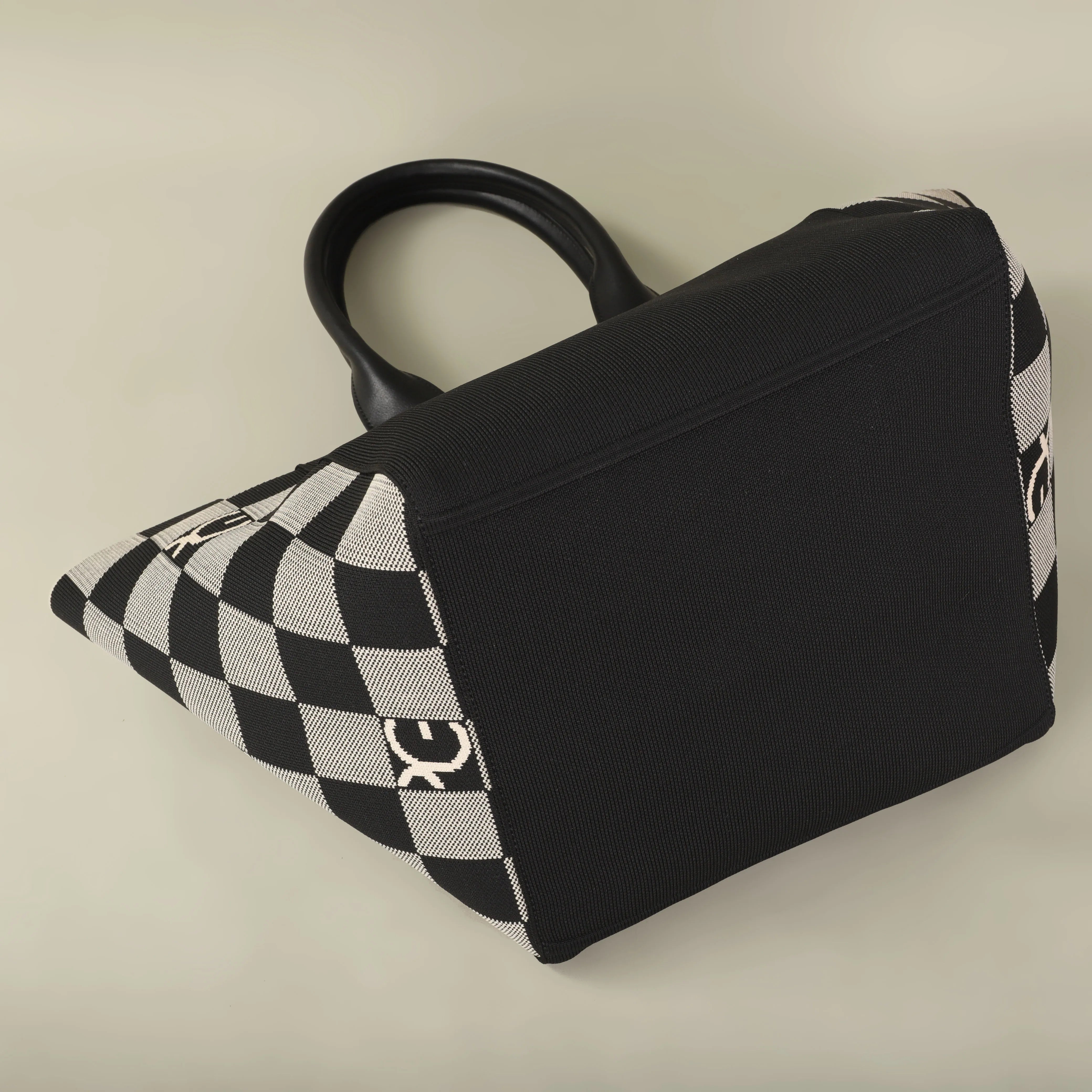Sac Fourre-tout Noir Motif Damier Élégant